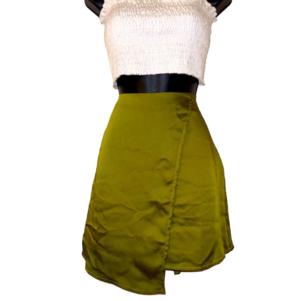 Boohoo satin green skirt